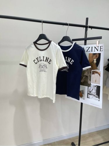 Ce撞色狮子印花短袖T 面料：全棉 颜色：米杏色、藏蓝色 Celin*2025新品上架 定制全棉棉材质 透气舒适 质感十足 常规T恤裁剪 凸显品牌格调 采用克重