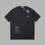 prad* 25Ss早春新款 经典五金短袖 轻奢主义 男女日常通勤穿搭必备单品 正确版本 欢迎对比 详细特征 320克100% 纯棉双纱珠地棉面料 田岛机器刺绣