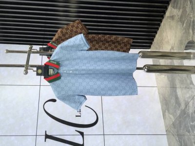 Gucci。2025春夏ssHK专柜同款同步上新短袖翻领Polo定制珠地面料 胸前品牌字母工艺构成标志彰显品牌奢华 1x高端人士必备单品，懂货的来欢迎对比专柜
