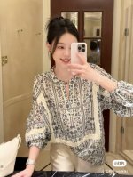 无敌爆款 法式重工复古拼蕾丝撞色度假V领衬衫，V领设计修饰颈部线条，增添几分优雅。泡泡袖可爱俏皮，蕾丝拼接处精致细腻，整体营造出慵懒又浪漫的氛围Smlxl