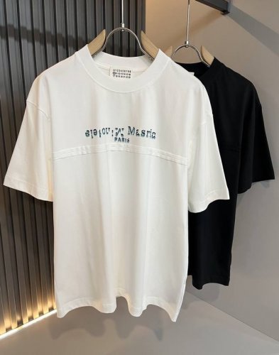 马吉拉 Maison Margiel 2025春夏新款男女同款短袖T恤 专柜同步发售 定制专属洗水纯棉面料 胸前Logo图案压胶设计 简约大方 从容百搭 档次极