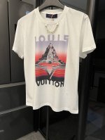 高端复刻 Louis Vuitton 路易 25Ss 雪山花卉印花短袖 白-女款 以大号 Monogram 花卉、粗犷路易威登标识和缤纷条纹共筑高山主题印花，