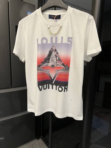 高端复刻 Louis Vuitton 路易 25Ss 雪山花卉印花短袖 白-女款 以大号 Monogram 花卉、粗犷路易威登标识和缤纷条纹共筑高山主题印花，