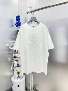 pra*普拉达 2025夏季新款刺绣字母Logo短袖Tee 专柜同步有售，原单狠货，时尚 进口原版科技面料，上身舒适透气，原版定制五金辅料，上身帅气有型，三标齐