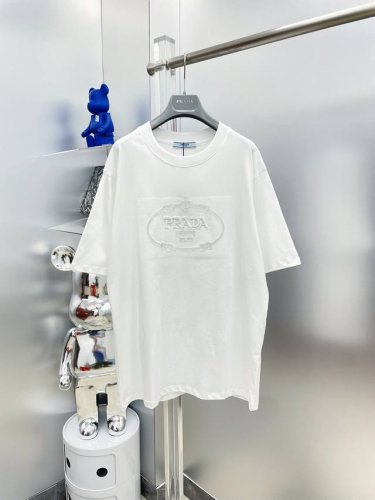 pra*普拉达 2025夏季新款刺绣字母Logo短袖Tee 专柜同步有售，原单狠货，时尚 进口原版科技面料，上身舒适透气，原版定制五金辅料，上身帅气有型，三标齐
