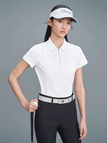 丶上新 女款迪桑特速干Polo 上身图 Descentegolf 迪桑特高尔夫Field系列女士短袖Polo衫25夏季新品 采用质感针织面料制成的短袖Polo衫