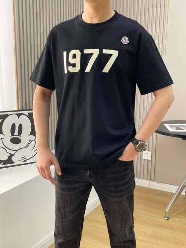 561# Moncler 蒙口 植绒立体浮雕压花字母凹凸圆领短袖T恤，男女同款！官网同步，专柜纯棉面料！贴肤舒适，耐看又好穿，经典简约Logo设计，原厂工艺一丝
