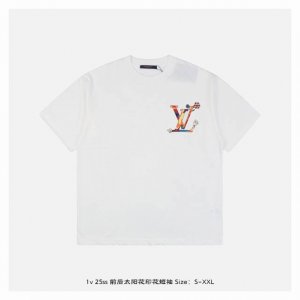 LV 25Ss 前后太阳花印花短袖 面料采用230克重精梳棉 定制32支1*1螺纹 成衣两遍水洗处理 面料舒适亲肤无异感 定制定染面料 纺织密度高 垂感佳 不易