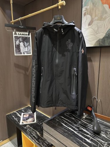 蒙口 看似简单，做工极其复杂的外套 ..重磅户外夏季冲锋防晒服。复杂的设计，品质一流。出口欧洲买手店独家渠道。 尺码1-4。 1码胸围114 肩宽49衣长68