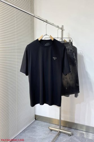 l946 Paprada普拉达2025新款经典胸前三角标Logo短袖衫 简约与奢华的邂逅 Prada经典 一件Prada经典，是衣橱里永不过时的经典。纯黑面料，