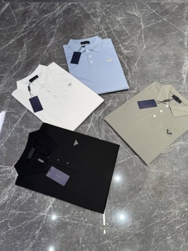prada 普拉达25Ss春夏男士Polo！商务休闲款推荐经典基础款.此款短Tee甄选丝光珠地棉面料，触感爽滑软糯，衣身胸前经典的P家三角铁皮标.原版五金纽扣辅