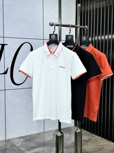 爱马仕。2025春夏系列新品男士时尚经典翻领Polo时尚单品设计，更加时尚舒适，高标准定制，进口高丝光双面棉质珠地面料质感非常细腻，H品牌Logo工艺，细节工艺
