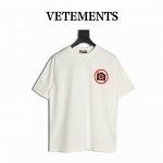 Vetements 维特萌 发泡印花短袖 面料26S精棉双股300克，罗纹拉架十字螺纹，采用细支数纱线织造，使得面料质地轻薄，透气性好，穿着舒适，经过精梳处理,