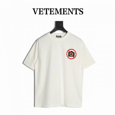 Vetements 维特萌 发泡印花短袖 面料26S精棉双股300克，罗纹拉架十字螺纹，采用细支数纱线织造，使得面料质地轻薄，透气性好，穿着舒适，经过精梳处理,