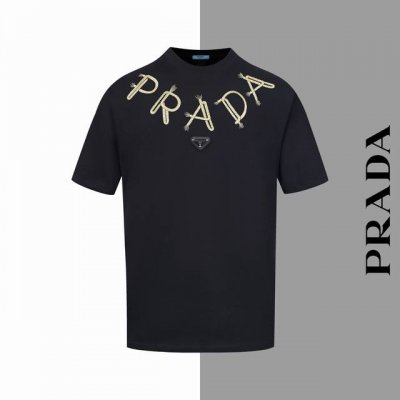款号#Z76 普拉达麻绳项链铁标刺绣圆领短袖 prada官网一致款式 面料：32支双纱280克纯棉面料 同缸同色织染螺纹 颜色一致 工艺：进口机器万针饱满刺绣经
