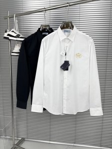 普拉达Prada...25Ss春夏新款高支高密衬衫，商务绅士通勤款时尚又得体，百搭好驾驭长袖衬衫，在繁忙的都市生活中，每一位商务绅士都在追求一种既时尚又得体的着