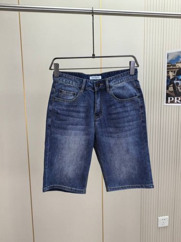 巴宝莉。2025春夏最新推出男士牛仔裤短裤新品！重工水洗牛仔面料，定制面料和一般牛仔布料比起来，更加柔软舒适！超重工洗水工艺 双工艺洗水 整条裤子，手感舒适，细