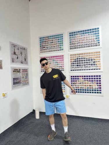 上身素材图 louis Vuitton 路易威登 彩墨渲染印花装饰短袖T恤-面料 240克双纱高密度纯棉面料 - 工艺: 整件衣服采用精密压花工艺 - 男女同款