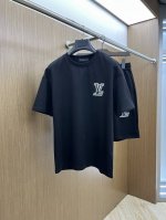 爆款 套 Lv高端定制 2025春夏新款首发专柜最新款短袖短裤休闲套装 高端订制 设计前卫时尚！品牌Logo重工艺设计 高端定制纯棉面料.手感柔软.穿着舒适.专