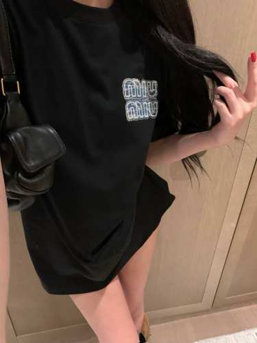 上新 缪缪家新款重工牛仔贴布短袖T恤 牛仔贴布太高级绝美滴万金油穿搭～ 真的一眼就爱上 纯黑很有腔调超高级 重工贴布烫钻Logo高级感这一块拉满啦 纯棉260G
