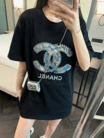 上新 Chanel香奈儿限定亮片牛仔Logo刺绣短袖T 会发光的黑T今天做个Blingbling的女孩子 一整个爆闪 真的很有在逃公主的感觉～ 黑色无敌显瘦 高