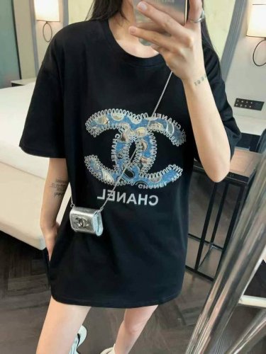 上新 Chanel香奈儿限定亮片牛仔Logo刺绣短袖T 会发光的黑T今天做个Blingbling的女孩子 一整个爆闪 真的很有在逃公主的感觉～ 黑色无敌显瘦 高