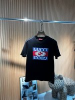 p210 Gucci 2025 春夏新品字母刺绣短袖T恤；定制柜台同步精品面料，胸前采用黑白撞色设计Gucci之字型绣花设计，表示新的一年顺风顺水！一款基础款式