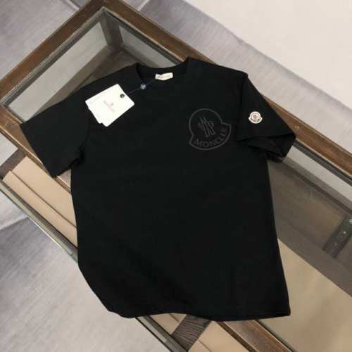 A Moncler 蒙口 2025新款男士圆领短袖 情侣T恤 春夏新品 高品质 时尚百搭潮款 定制进口面料 穿着舒适 透气 时尚不失个性 上身休闲随性 帅气有型