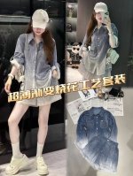 套装 超薄渐变烧花工艺套装，渐变牛仔色调自然流畅，从浅至深晕染，似艺术画作。烧花工艺精致，衬衫版型宽松随性，短裤俏皮利落。简约不失格调，轻薄材质贴合夏日氛围，高