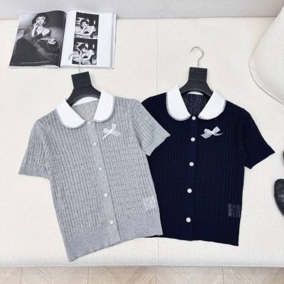 Miu 25Ss 春夏最新款减龄娃娃翻领短袖针织短袖减龄少女们一定要入 颜值高又好穿不得不爱 搭配牛仔裤叠穿 怎么搭配都很有气质 两色现货发售Sml S码 肩宽