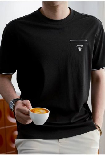Dior 2025 春夏全新系列单品上线，非常时髦前卫的一款短袖T恤，标识Logo图案印花工艺修饰！区别于以往的不同，宣示品牌传承多年的设计理念！其吸睛度完全不