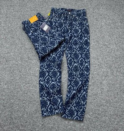 款号：H807 Louis Vuitton & 路易威登 25Ss早春新品 明星同款蛇纹提花格纹牛仔裤- Vuitton蛇纹图案牛仔裤，直接被它拿捏住！ 它的蛇