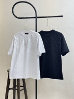 款号X161 Lv路易威登胸前提花Logo刺绣圆领短袖 官网买的样衣回来打的板 原色原版1:1 市场发这么低不发这个价格p没办法 情侣同款 全套包装 三标齐全