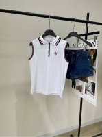白色网球风Polo无袖背心 ，面料：珠地棉+氨纶 颜色：白色 Dio25春夏限定新款 白色棉质混纺平纹针织面料三色标志翻领背心 这款Polo背心来自Vibe限定