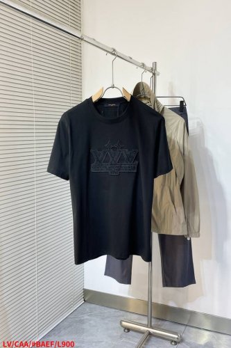 l900 Lv路易威登 2025春夏新款男女同款短袖T恤，同步发售！定制专属纯棉面料，胸前字母Logo图案印花工艺设计！简约大方，从容百搭，档次极高，完美融入时