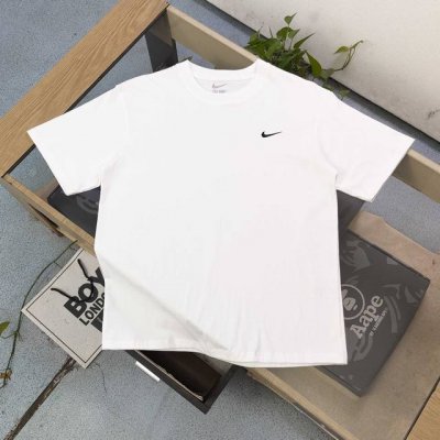 上新 款号 Kl5061 2025新款Nike耐克经典刺绣小勾子图案Logo绣花休闲情侣短袖T恤 简约百搭 优质面料亲肤透气 舒适随行 左胸黑勾低调彰显品牌 细