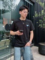 普拉达 25Ss春夏新款首发专柜最新款短袖圆领T恤 高端订制 设计前卫时尚 品牌Logo重工艺设计 高端定制230克面料.手感柔软.穿着舒适.专柜级别精致车线.
