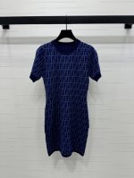 上新原单高端品质 Fend* 2025春夏最新系列！提花针织短袖裙！定制棉纶纱线织造 质感舒适 弹力十足 针织短袖裙剪裁 成衣以螺纹包边收窄 同色系蓝色领边通体