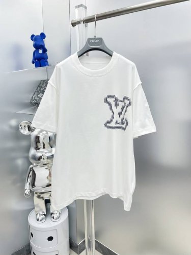 lv 路易 2025夏季新款字母印花Logo短袖Tee 专柜同步有售，原单狠货，时尚 进口原版科技面料，上身舒适透气，原版定制五金辅料，上身帅气有型，三标齐全，