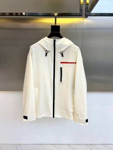 主推 Prada 普拉达 2025春夏新款户外运动连帽款冲锋衣夹克。除了鸟家 他家在户外冲锋衣的里面也是佼佼者的存在，激光切割工艺 高温压烫无痕粘合，顶级防水面