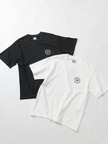 上新 款号: 688# Undefeated五条杠经典落肩宽松短袖男女同款 260G全棉双纱面料定染同色螺纹 胸前数码直喷印花 前后胸立体裁剪 双层面料缝合 定