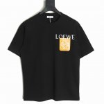 Loewe 罗意威 25Ss 荧光黄牌短袖T恤 面料采用定制240G 26支特滑双股精棉平纹高密无尘全棉布料。前幅高密度加厚，走线平整，代工品质，全套定制辅料。