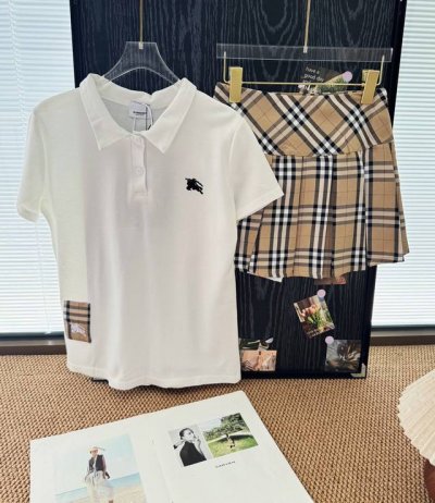 品名 Bbr 经典格纹战马刺绣polo衫百褶裙套装 尺码 S.M 颜色 白色 又甜又酷的女孩穿搭 这件巴宝莉polo衫套装真的太时髦啦 简直是行走的英伦腔调 经