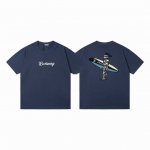 burberry 巴宝莉冲浪板发泡印花短袖 面料采用270克纯棉双纱螺纹搭配32支双纱1*1。面料定染灰蓝黑螺纹同缸配套定染。 工艺：印花采用发泡印花工艺，原版