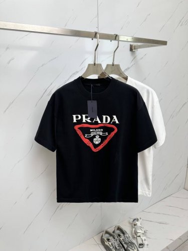 prada 2025Ss夏季最新品 专柜同步有售 原单狠货 时尚休闲圆领短袖T恤 上身舒适 吸睛而有亮点 采用进口原版面料 顶级工艺字母图案Logo 简单而不失