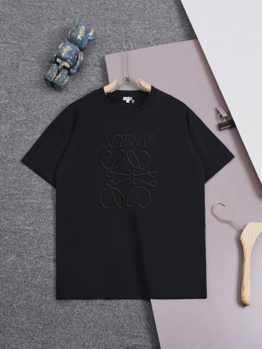 高品质 Loewe 罗意威错位刺绣新款T桖！ 25Ss春夏新品，百灵达万针刺，搭配错位，更加有品味 采用32支260克双纱纯棉原版面料，磨毛处理更丝滑亲肤，重工