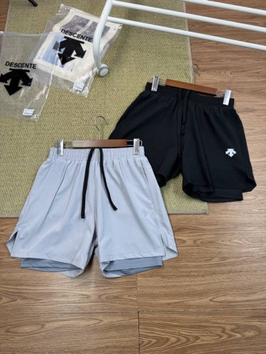 Descente 迪桑特夏季新品情侣款速干假两件3M反光Logo休闲短裤 春夏款，跑步健身速干运动短裤！！松紧腰头搭配抽绳，穿脱自如！防走光假两件设计，款式新颖