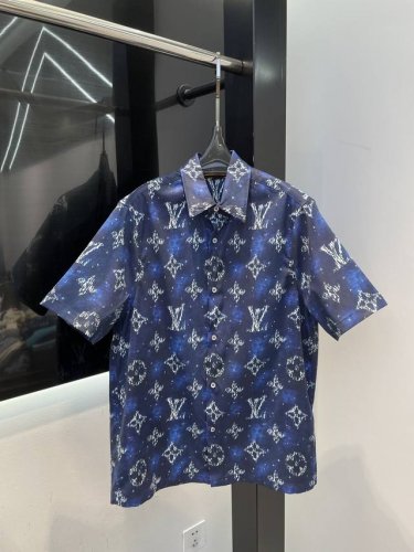 lv*船帆印花图案衬衫 工艺说明 棉质府绸浸染深邃色彩 海浪般翻涌的纹理之上 航行的小船图案紧密族拥 组成全幅 Monogram 因案 整体走线平直细腻 面料舒