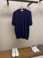 prada、纯棉针织短袖T恤 将经典轮廓与极简细节巧妙融合，时尚精致，针织三角形徽标采用概念化设计重新诠释，点缀以对比鲜明的饰边，为精致版型注入点睛之笔！ 尺码