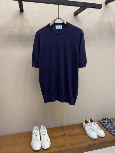 prada、纯棉针织短袖T恤 将经典轮廓与极简细节巧妙融合，时尚精致，针织三角形徽标采用概念化设计重新诠释，点缀以对比鲜明的饰边，为精致版型注入点睛之笔！ 尺码